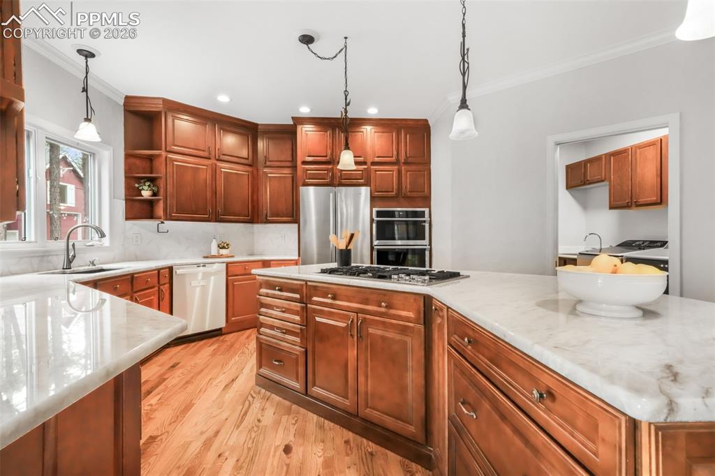 Image 14 of 50: Kitchen
