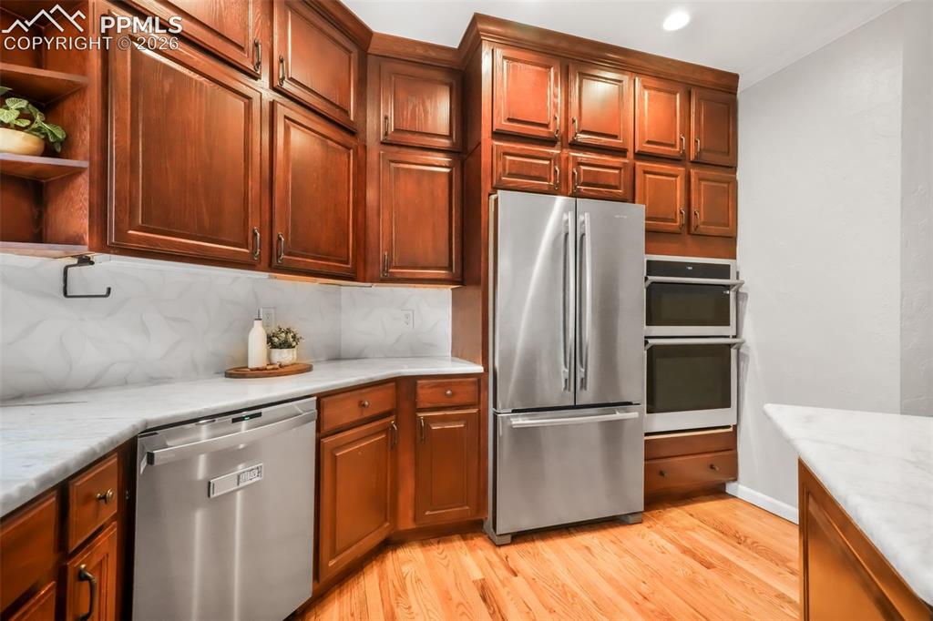 Image 16 of 50: Kitchen