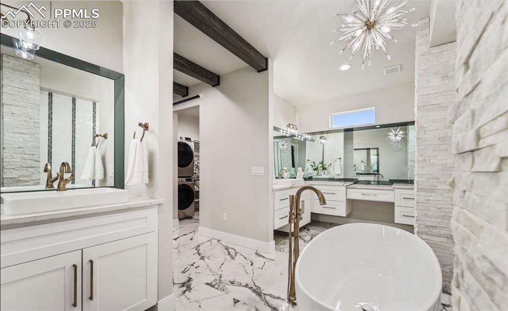 Image 17 of 50: Bathroom