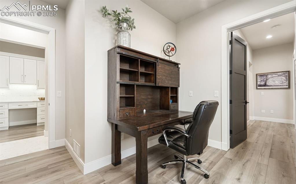 Image 19 of 50: Office