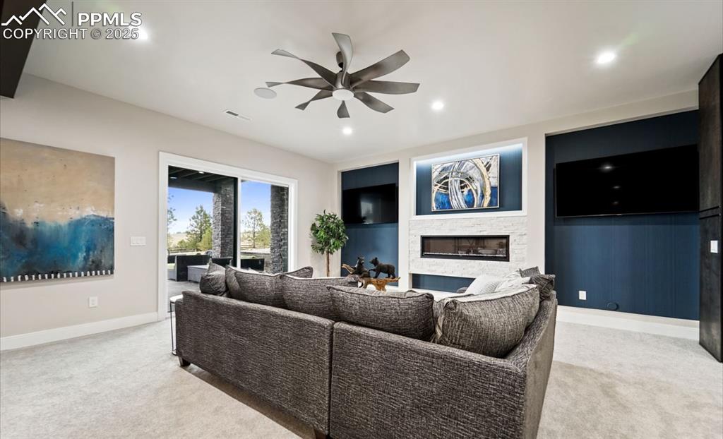 Image 27 of 50: Living Room