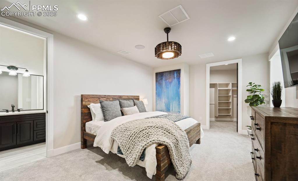 Image 32 of 50: Bedroom