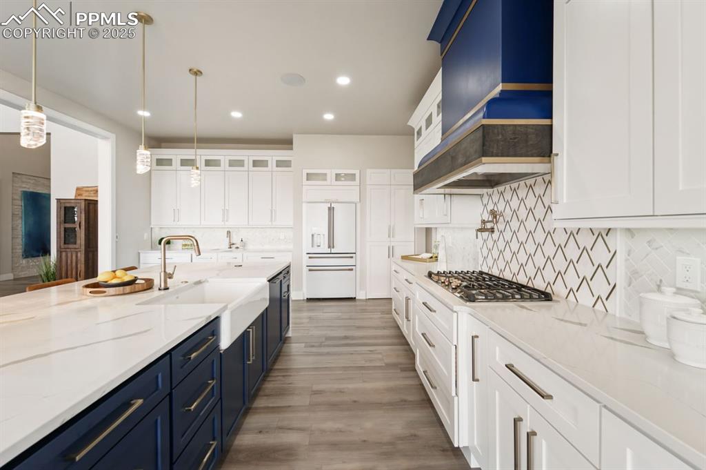 Image 9 of 50: Kitchen