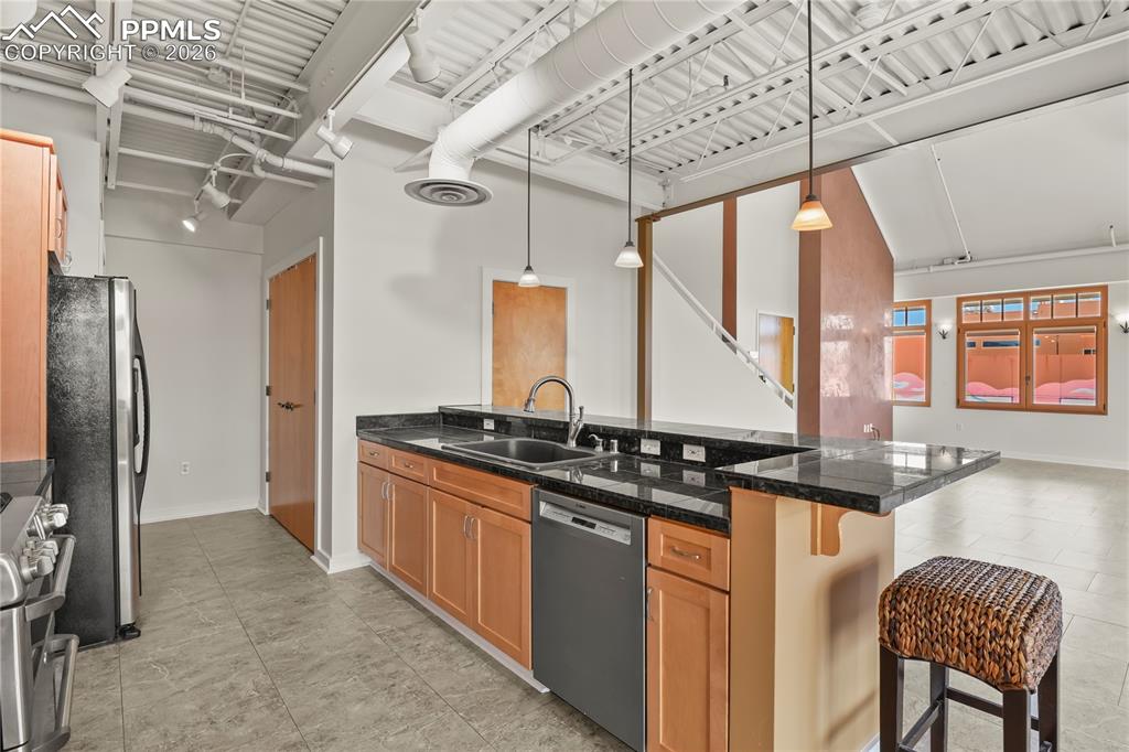 Image 10 of 50: Kitchen