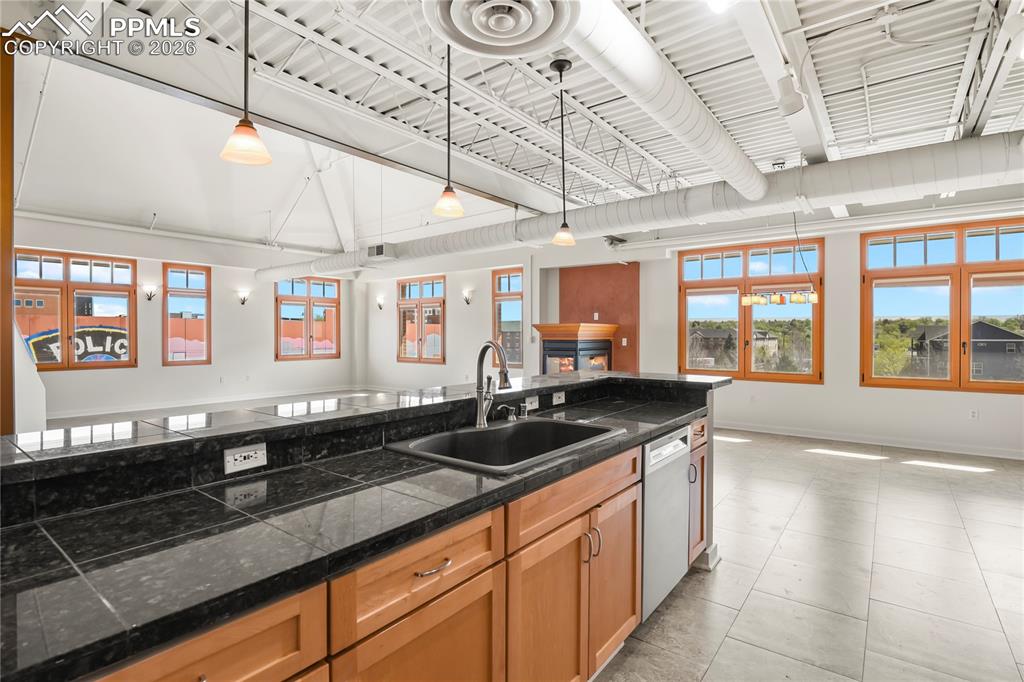 Image 11 of 50: Kitchen