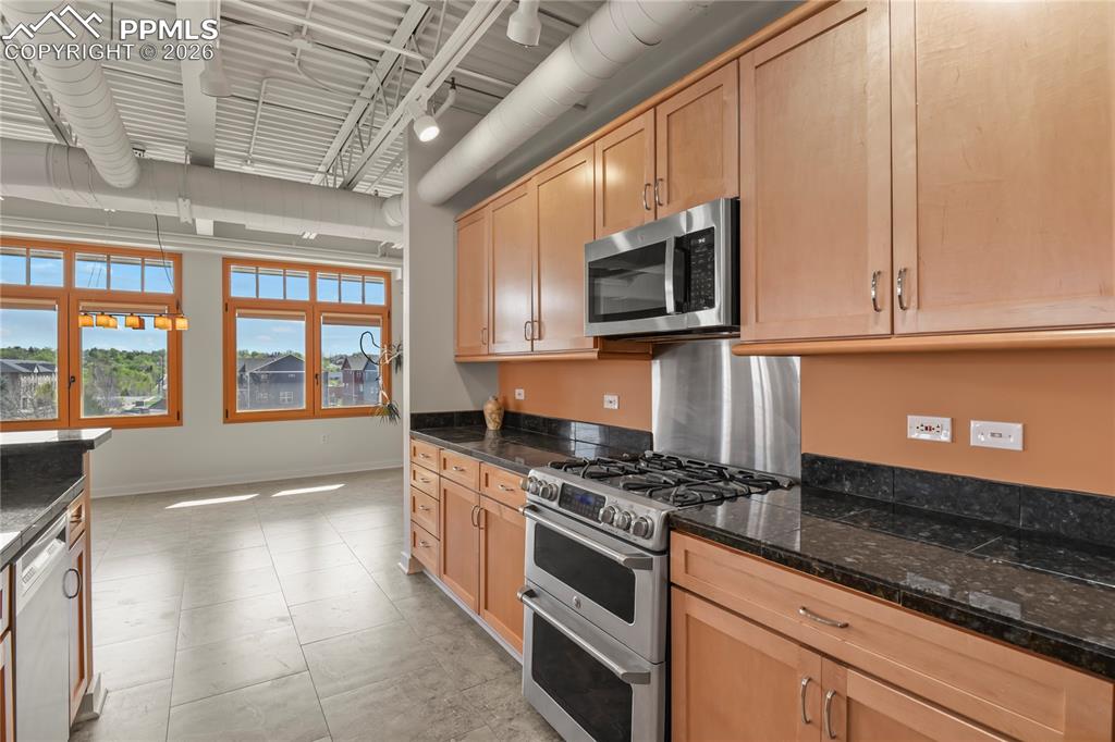 Image 12 of 50: Kitchen