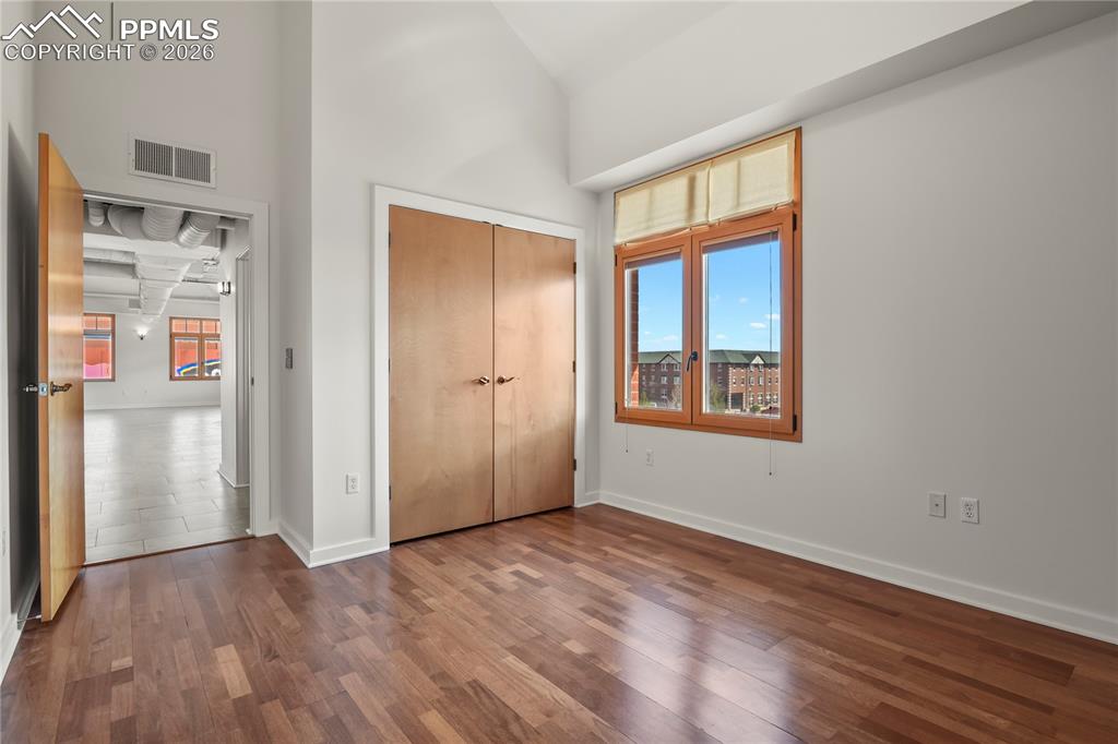 Image 24 of 50: Secondary bedroom