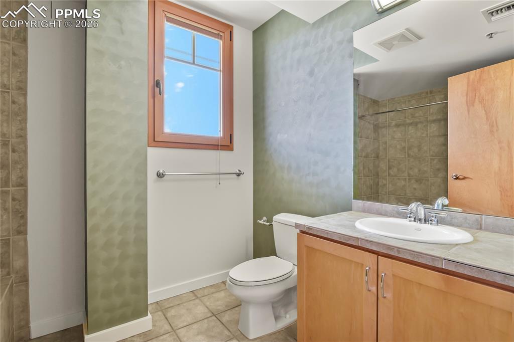 Image 25 of 50: Main level guest bath