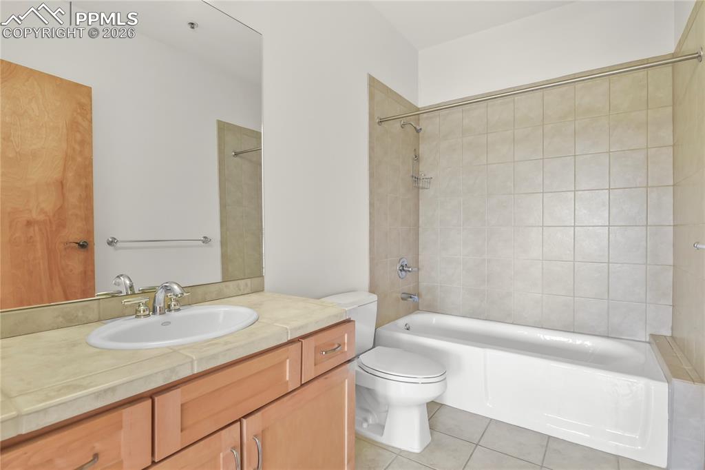 Image 31 of 50: Upper level full 3rd bathroom