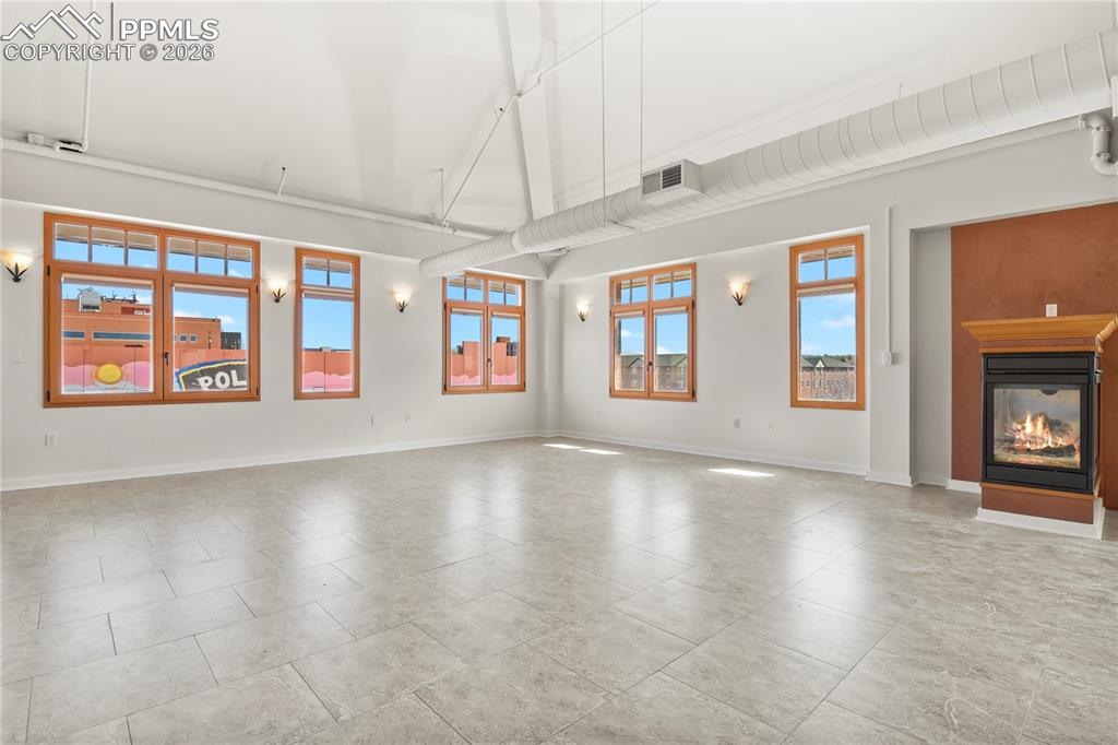 Image 45 of 50: Living Room