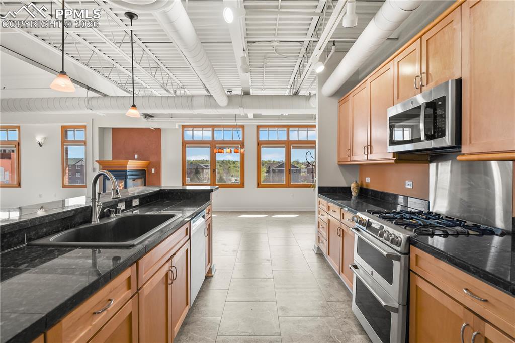 Image 7 of 50: Kitchen