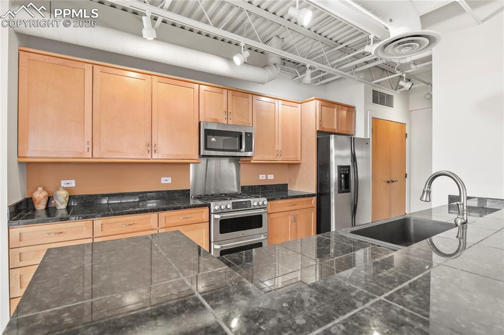 Image 8 of 50: Kitchen