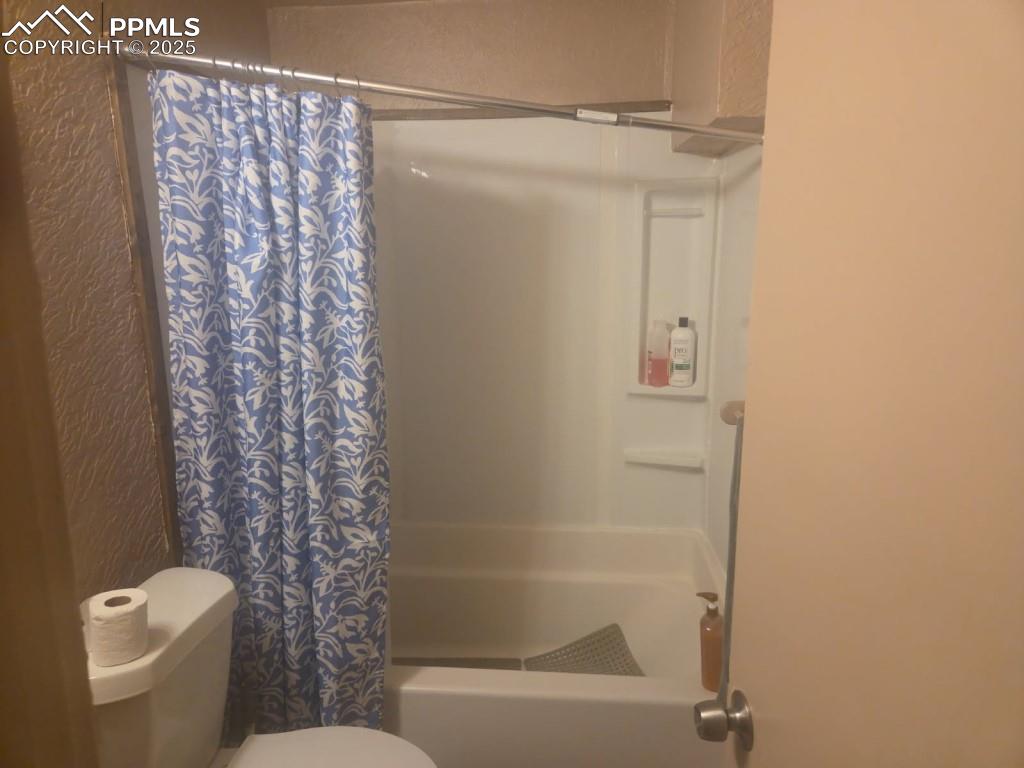 Image 2 of 6: Bathroom