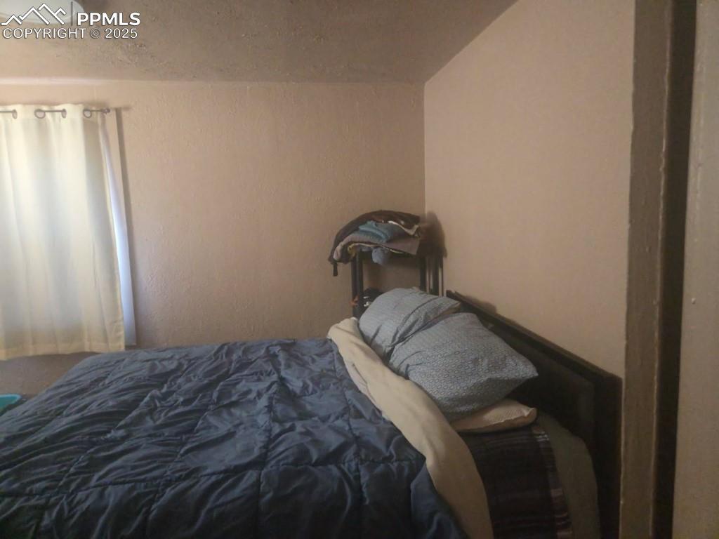 Image 3 of 6: Bedroom