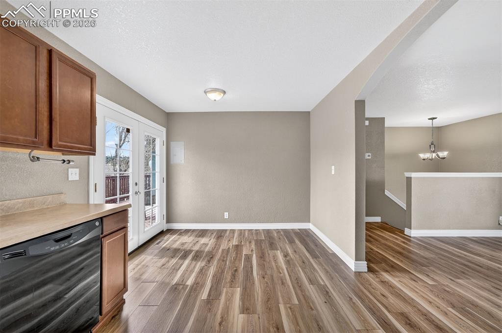 Image 10 of 27: Kitchen