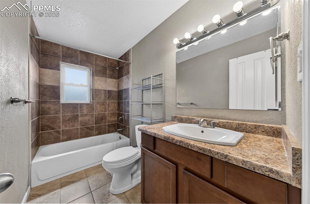 Image 14 of 27: Bathroom