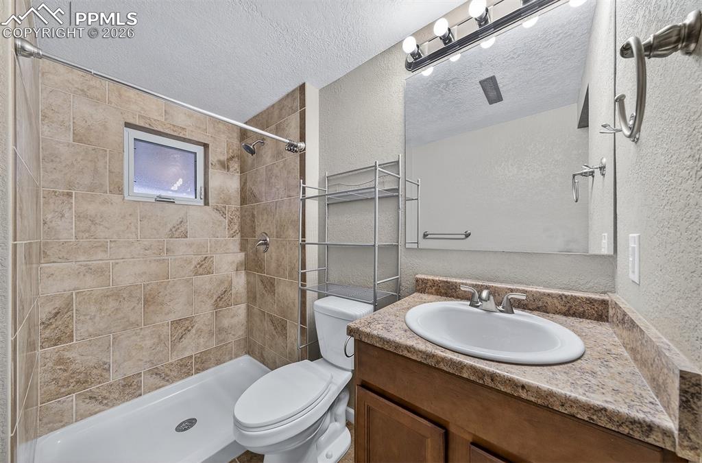 Image 19 of 27: Bathroom