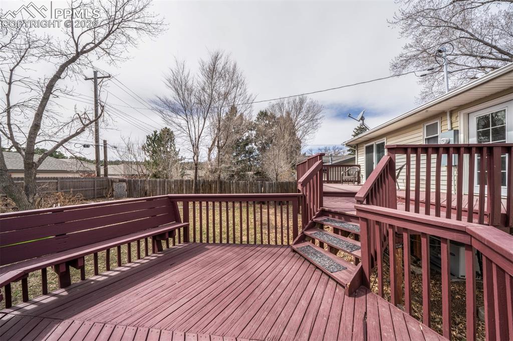 Image 20 of 27: Deck