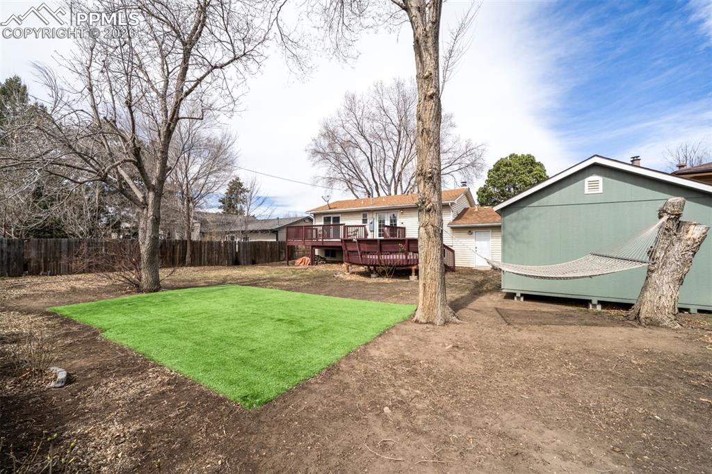 Image 22 of 27: Yard