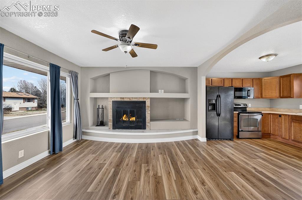 Image 4 of 27: Living Room