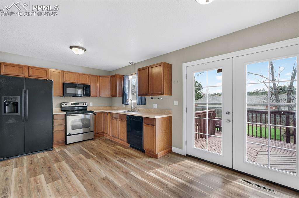 Image 7 of 27: Kitchen