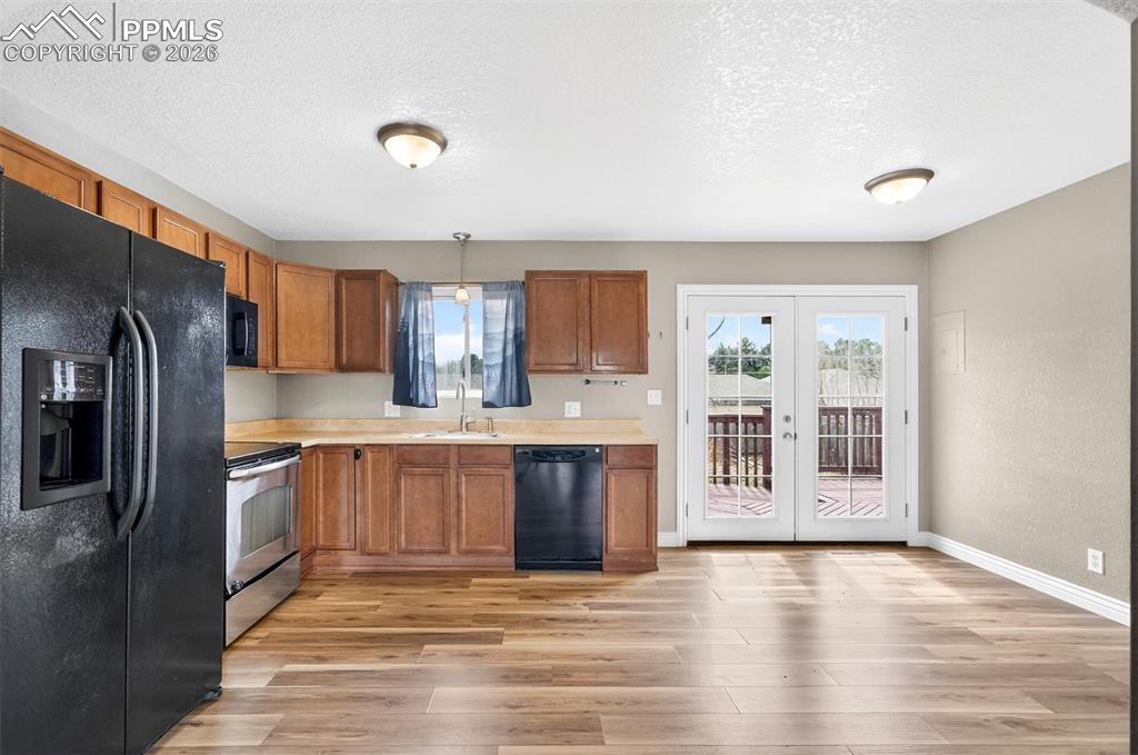 Image 8 of 27: Kitchen