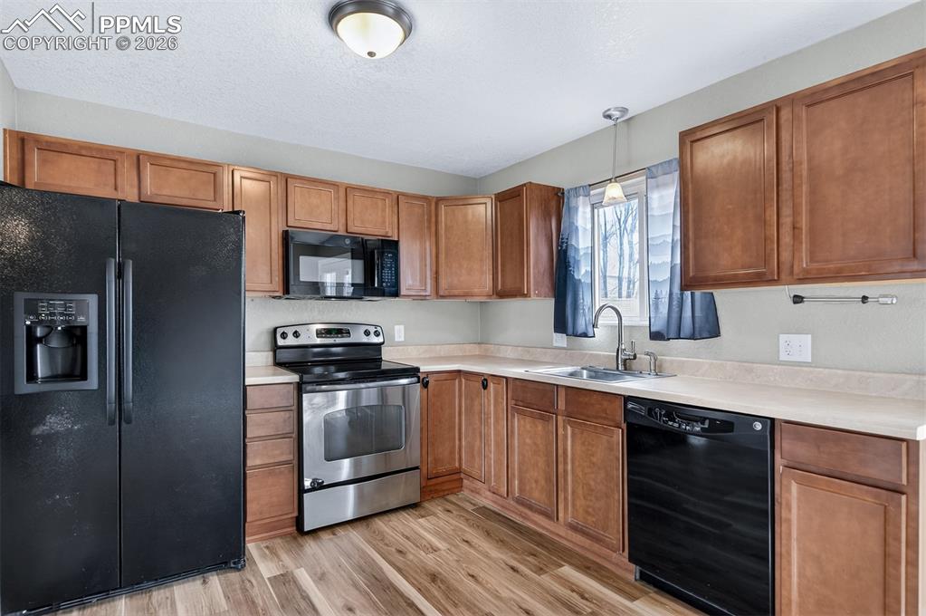 Image 9 of 27: Kitchen