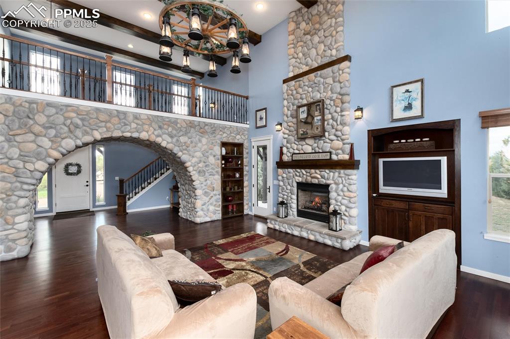 Image 14 of 34: Living Room