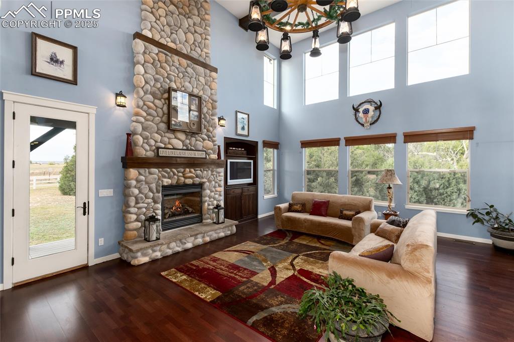 Image 15 of 34: Living Room