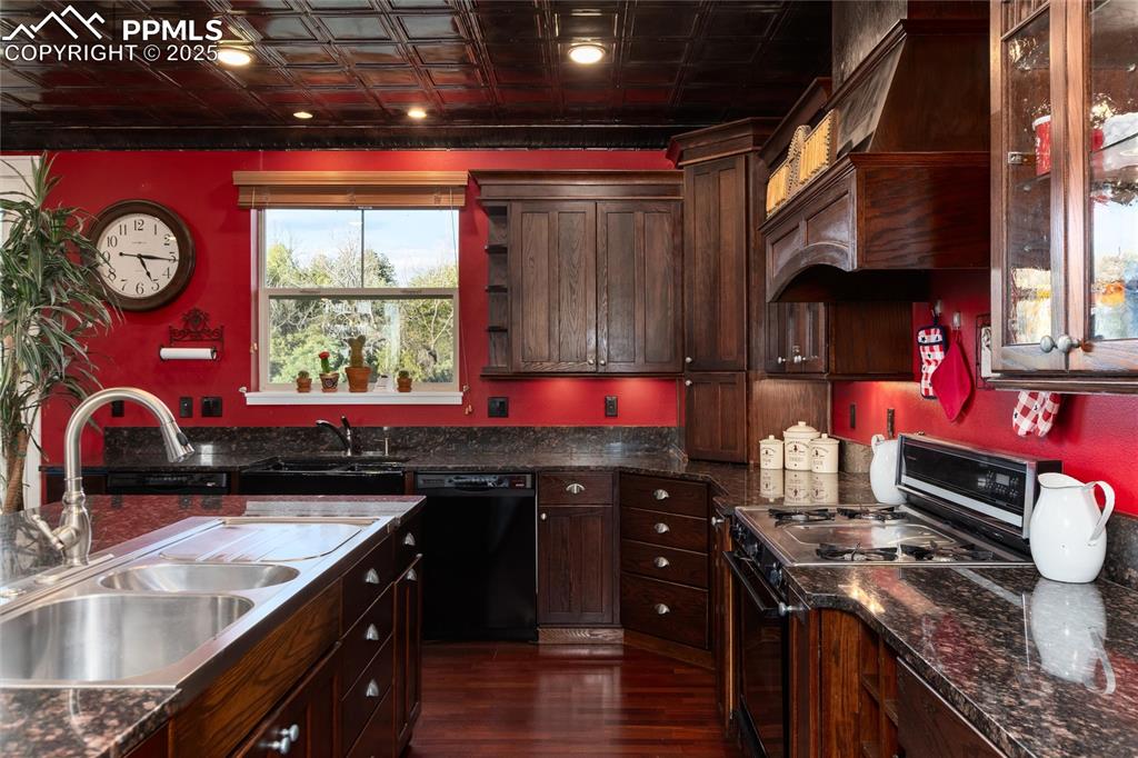 Image 21 of 34: Kitchen