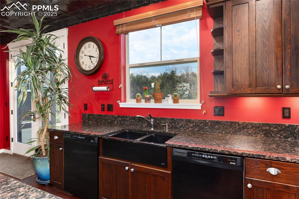 Image 22 of 34: Kitchen