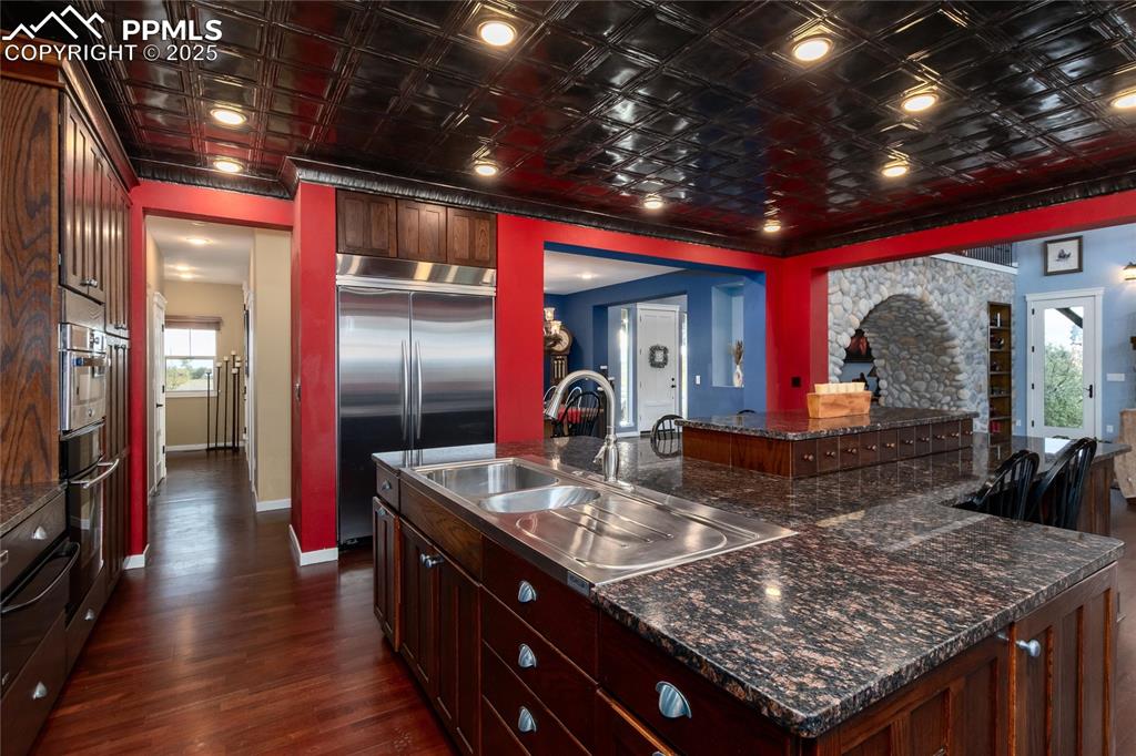 Image 23 of 34: Kitchen