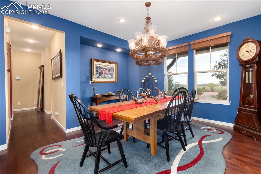 Image 24 of 34: Dining Area