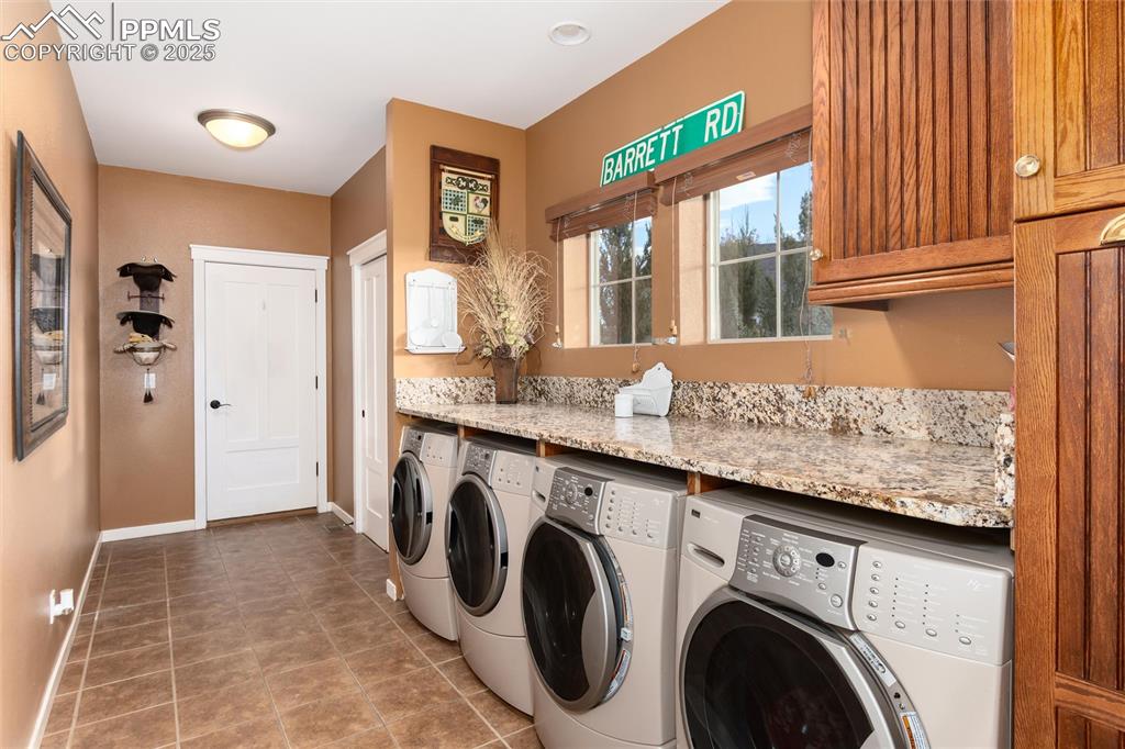 Image 25 of 34: Laundry