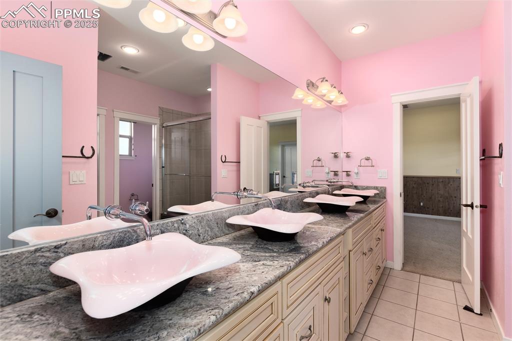 Image 27 of 34: Bathroom