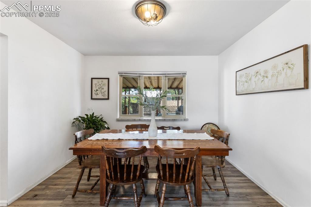 Image 11 of 45: Dining Area