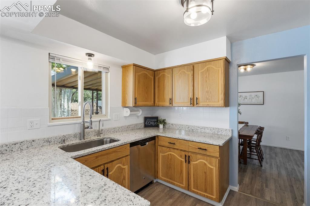Image 15 of 45: Kitchen