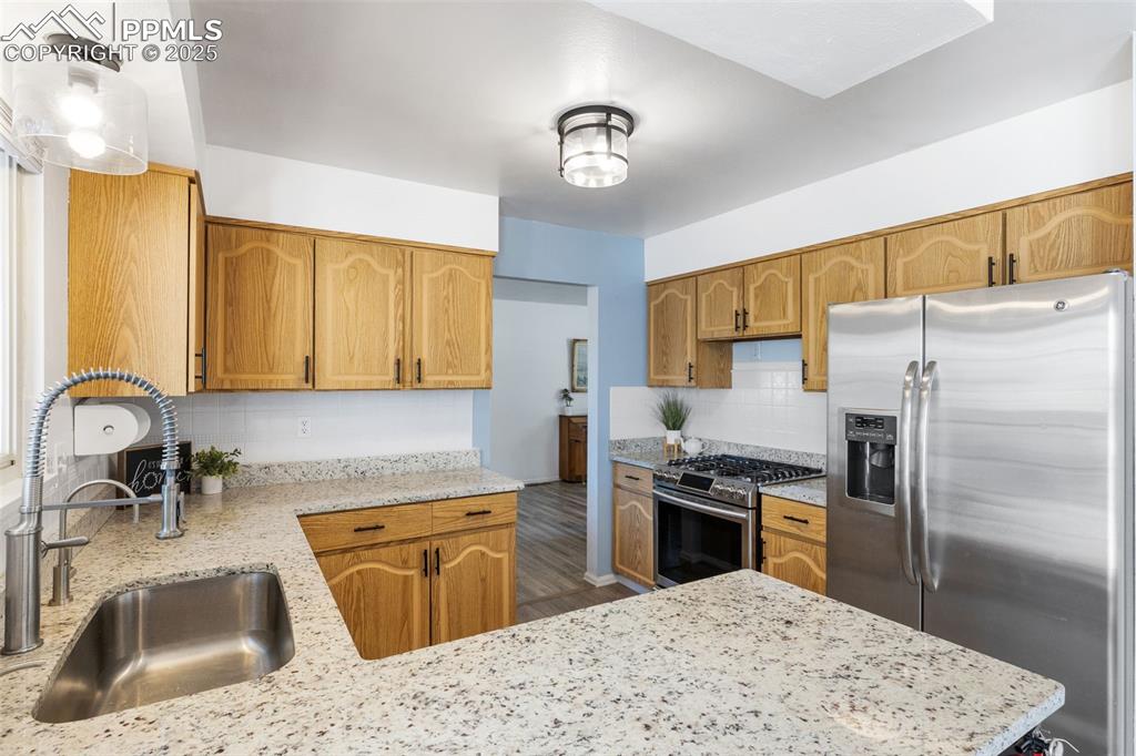 Image 16 of 45: Kitchen