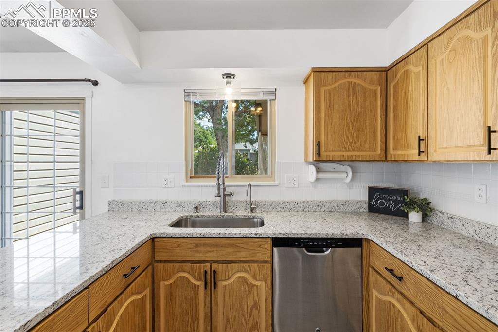 Image 17 of 45: Kitchen