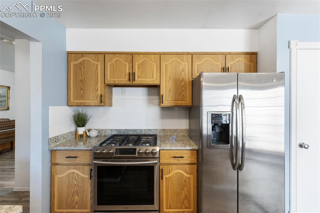 Image 18 of 45: Kitchen