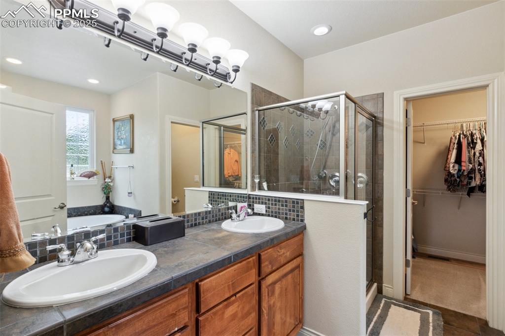 Image 19 of 48: Bathroom
