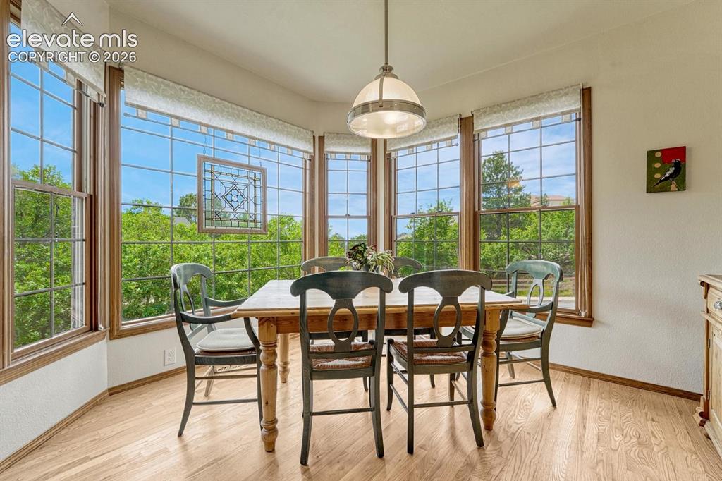 Image 10 of 50: Dining Area