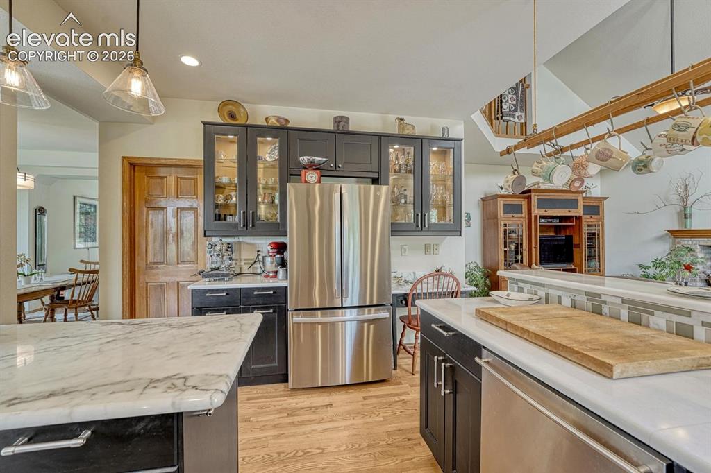 Image 15 of 50: Kitchen