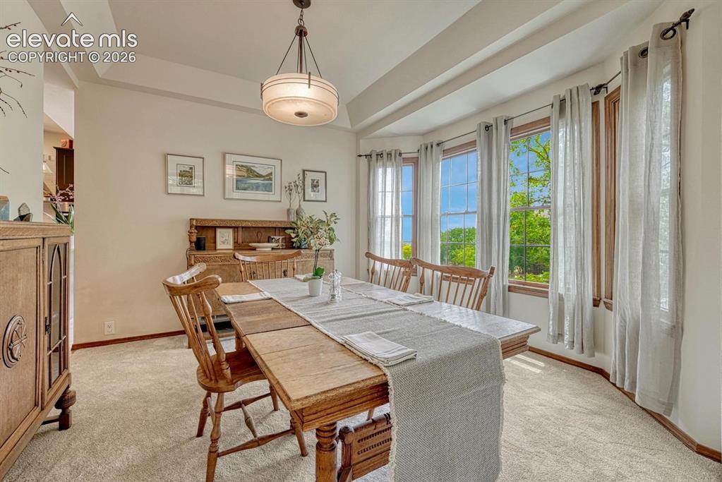 Image 6 of 50: Dining Area