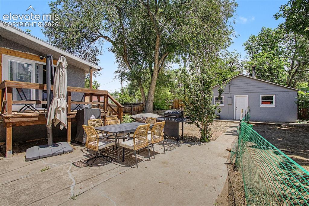 Image 26 of 36: Huge yard with detached 2 car garage!