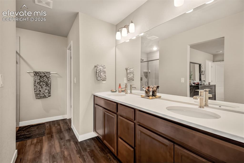 Image 18 of 29: Bathroom