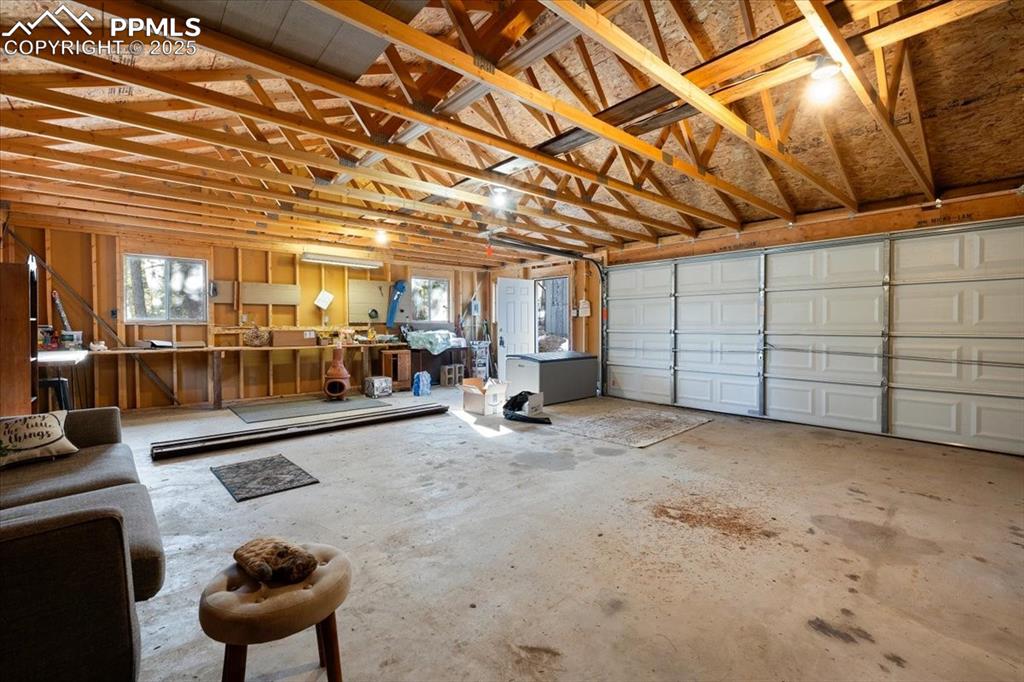 Image 15 of 19: Garage