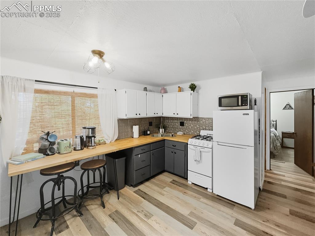 Image 7 of 19: Kitchen