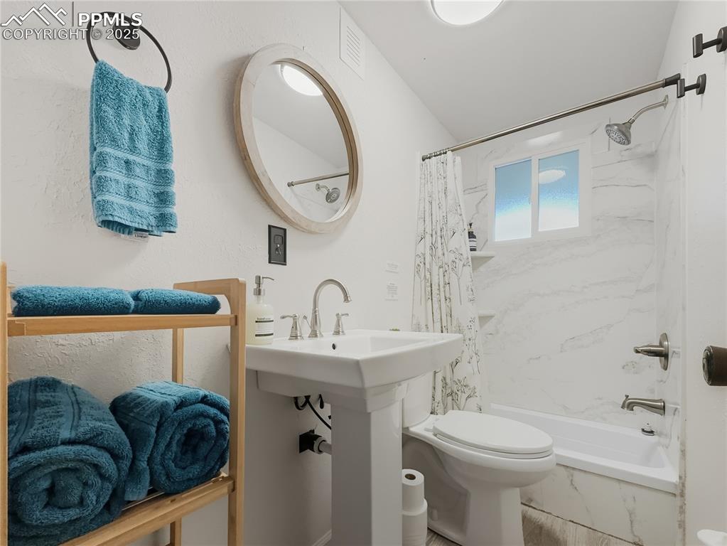 Image 8 of 19: Bathroom