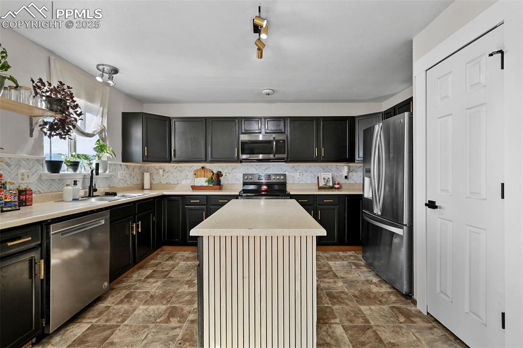 Image 11 of 31: Kitchen